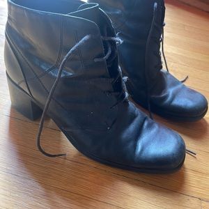White Mountain lace up boots. Size 9 in great condition with a 2” heel